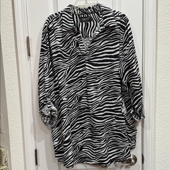 Jones & Co. Tops - Zebra Print Zebra print Blouse with Black and White Stripes size 2x